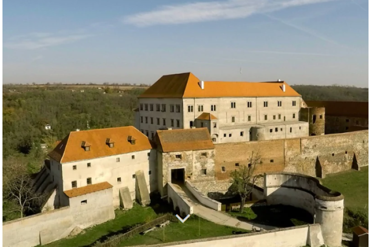 Výlet na hrad a zámek Dolní Kounice s programem " Po stopách hradního strašidla“